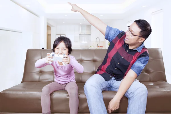 Vader geeft bevel op zijn dochter om te stoppen met een spel — Stockfoto