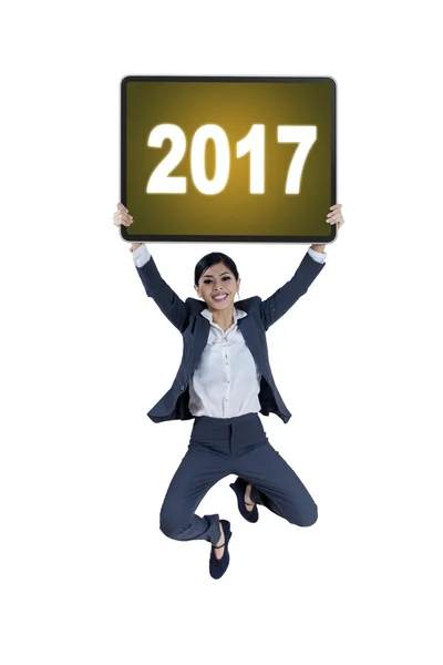 Arbeitnehmerin hält 2017 und springt — Stockfoto