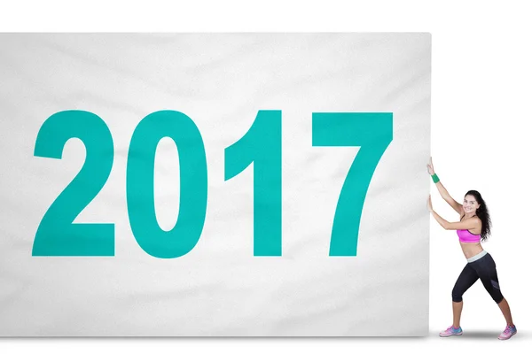 Fit kvinna drar flagga med 2017 — Stockfoto