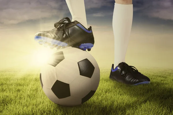 Fuß von Fußballer und Ball auf der Wiese — Stockfoto