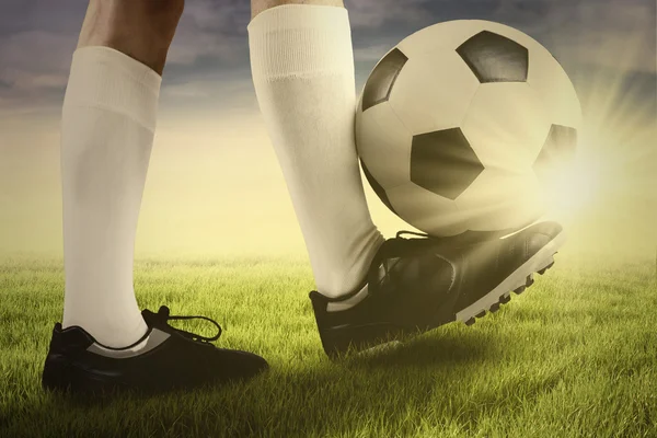Giocatore di calcio con una palla sull'erba — Foto Stock