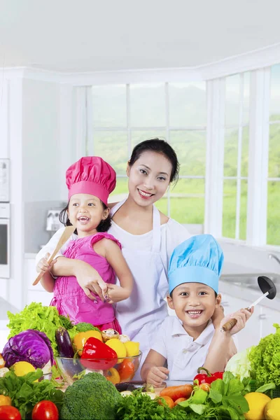 Šťastná rodina připravuje jídlo — Stock fotografie