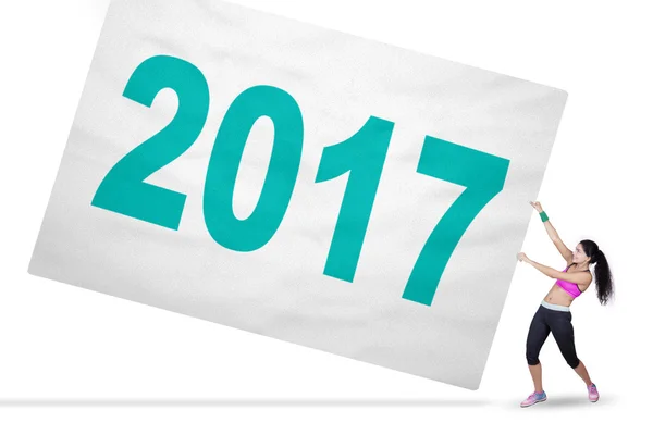 Frisk kvinna drar banner med 2017 — Stockfoto