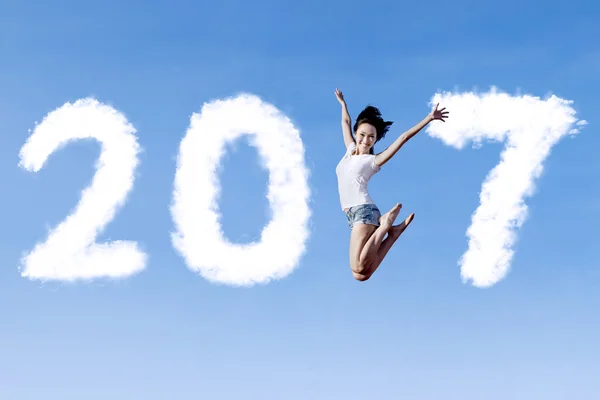 Mujer alegre saltando con 2017 — Foto de Stock