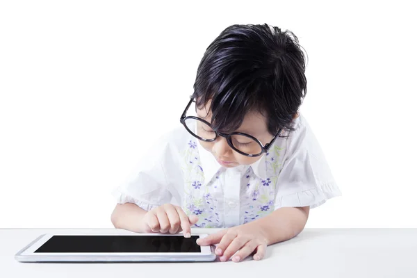 Meisje gebruikt tablet op Bureau — Stockfoto