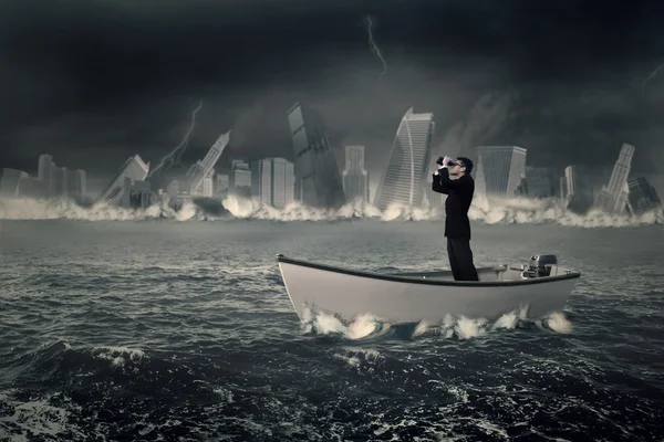 Мужчина-предприниматель с биноклем в лодке — стоковое фото