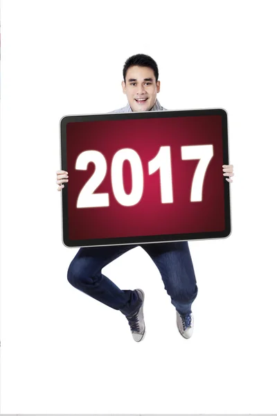 Uomo tiene 2017 e saltando — Foto Stock