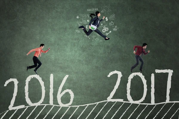 People running and compete toward 2017 — Stock Photo, Image