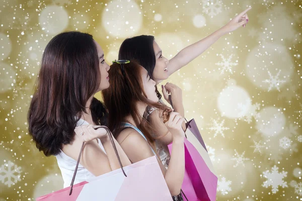 Three teenage girls holds shopping bags — Stock Photo, Image