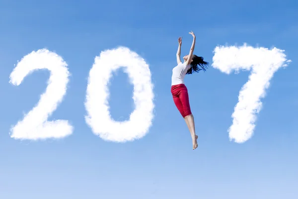Frau tanzt mit 2017 am Himmel — Stockfoto