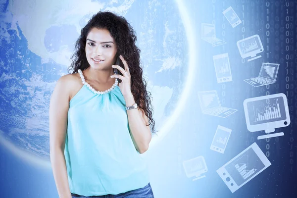 Mujer habla por teléfono celular con globo — Foto de Stock