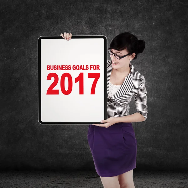 Vrouw met zakelijke doelstellingen voor 2017 aan boord — Stockfoto
