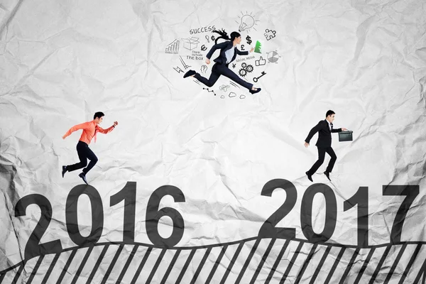 Young businesspeople compete to reach 2017 — Stock Photo, Image