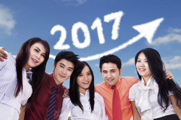 Giovani imprenditori con freccia e 2017 — Foto Stock