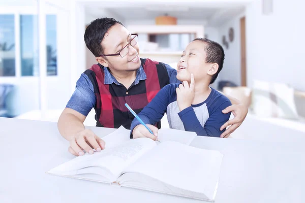 Il giovane padre insegna a suo figlio a fare i compiti — Foto Stock