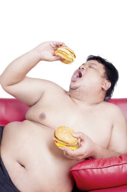 Şişman bir adam ve iki büyük hamburger