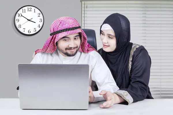 Arabian business couple sitting together — Stock fotografie