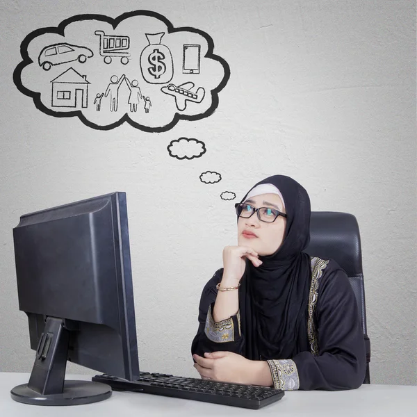 Arabian businesswoman thinking her dream — Stock Photo, Image