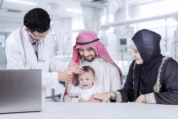 Arabian rodziny w klinice — Zdjęcie stockowe
