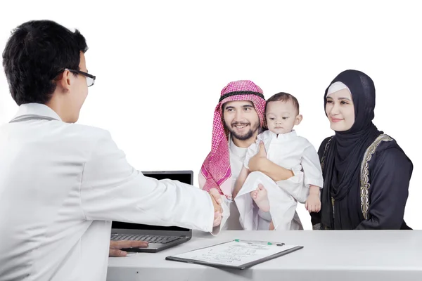 Арабская семья встречается с врачом — стоковое фото