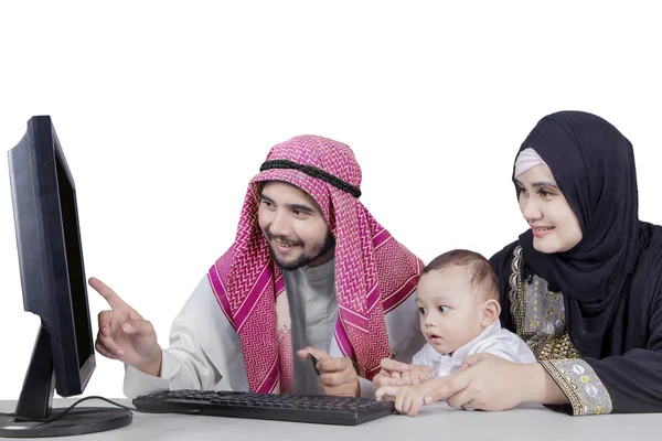 Arab család bemutató valamit a számítógépen — Stock Fotó