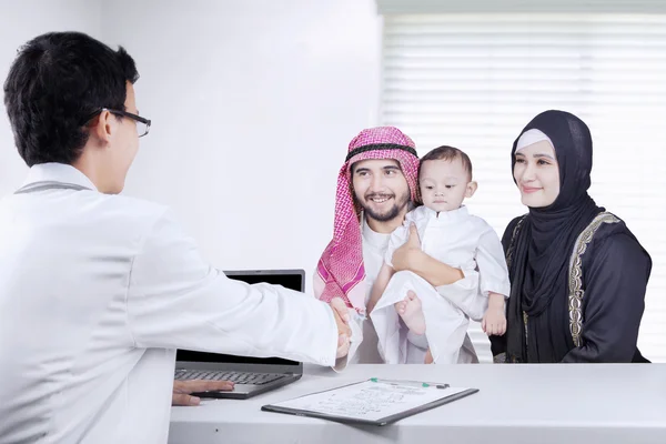 Arabian rodziny uśmiechający się z lekarzem — Zdjęcie stockowe