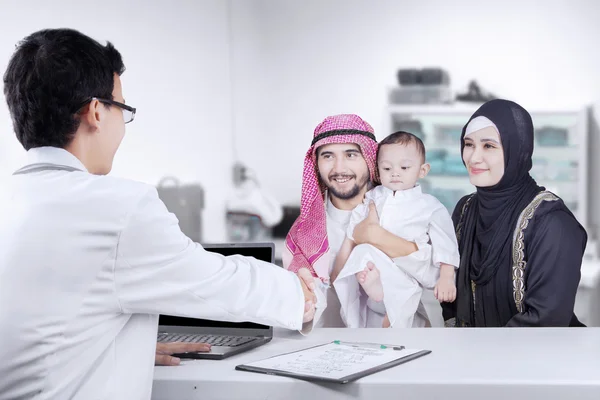 Familia árabe visitando pediatra — Foto de Stock