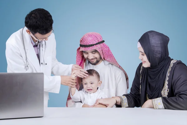 Médico y Oriente Medio — Foto de Stock