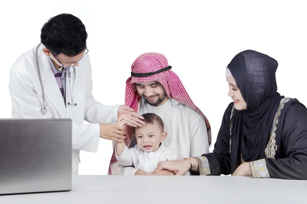 Arzt überprüft Fieber bei arabischem Baby — Stockfoto