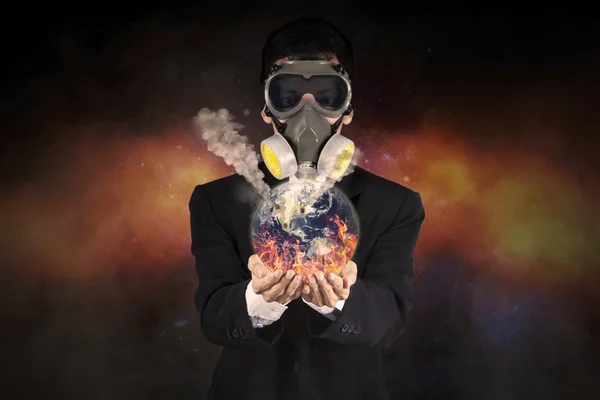 Entrepreneur wearing gas mask — Stockfoto