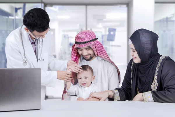 Bliskiego Wschodu rodziny w szpitalu — Zdjęcie stockowe
