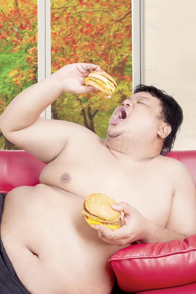 İki büyük hamburger ile kilolu