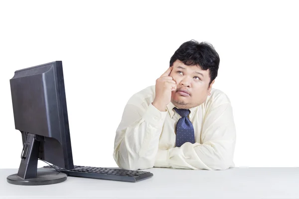 Töprengő túlsúlyos üzletember dolgozik számítógéppel — Stock Fotó
