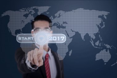 Başlat düğmesini 2017 ile işadamı presler