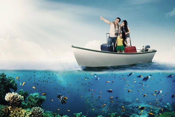Lycklig familj på båten — Stockfoto