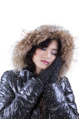 Genç kız giyiyor kış ceket