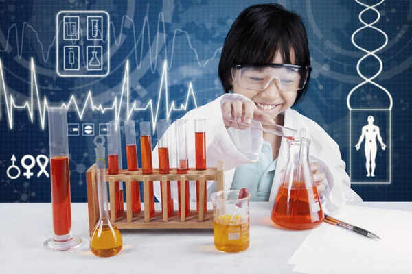 Pequeno cientista a fazer testes de química — Fotografia de Stock