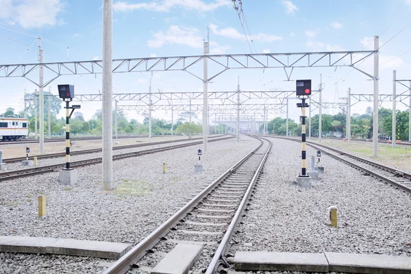 Patroon aan spoorweg voor elektrische treinen — Stockfoto