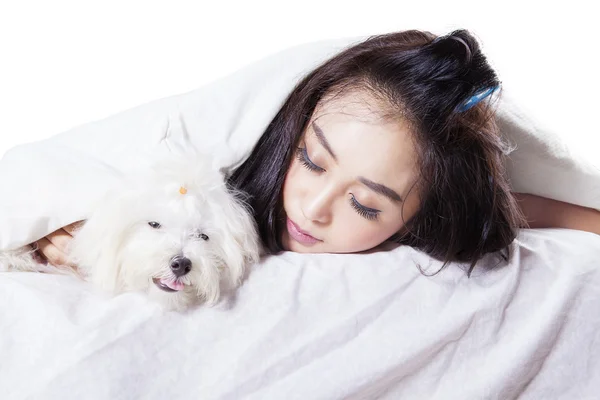 Girl sleeping with a dog under blanket — ストック写真