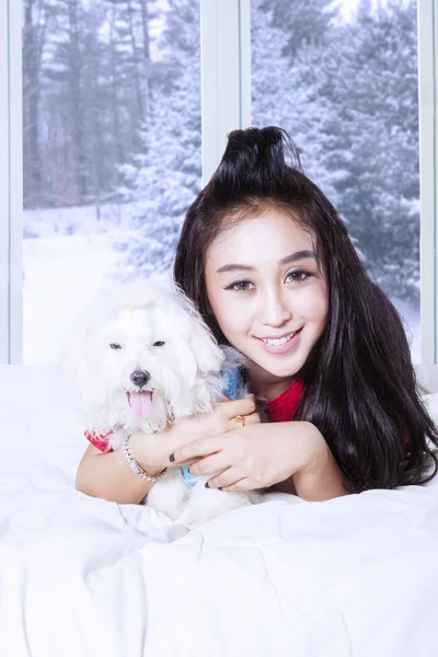 Girl plays with dog in winter season — ストック写真