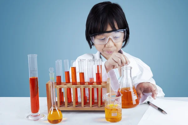 테스트를 수행 하는 작은 여성 과학자 — 스톡 사진
