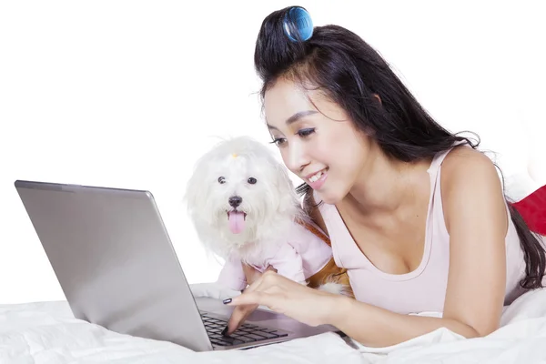 Mujer y perro jugando portátil — Foto de Stock