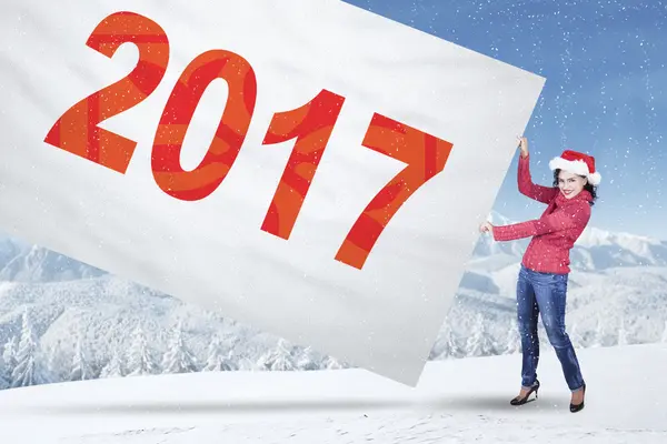 Mulher puxando banner com 2017 — Fotografia de Stock
