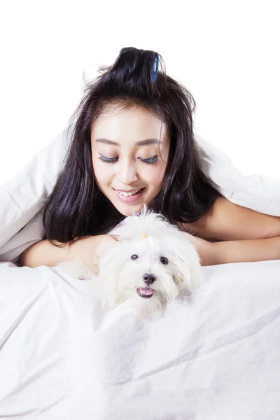 Frau mit Hund unter Decke — Stockfoto