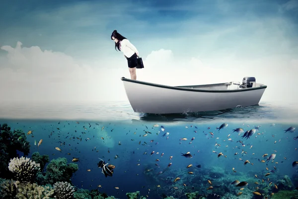 Junge Frau steht auf Boot auf See — Stockfoto