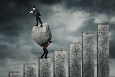 Adam kaldırma boulder ve ortak grafik üzerinde