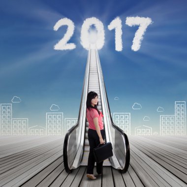 Yürüyen merdiven ve açık havada 2017 numaralı kadın ile