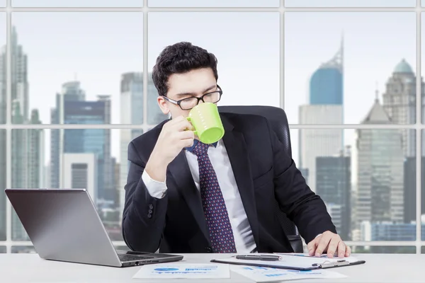 Empleado árabe bebiendo café en la oficina — Foto de Stock