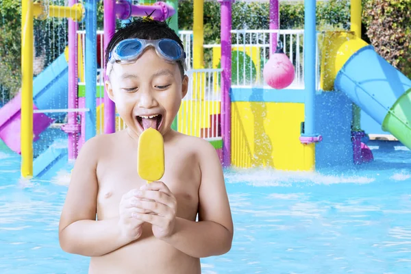 Menino desfrutar de sorvete na piscina — Fotografia de Stock