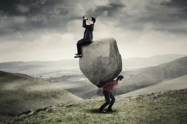 Zakenlieden en grote rock — Stockfoto